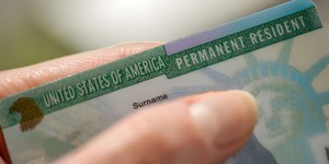 Trump obriga estrangeiros a sair dos EUA para pedir green card