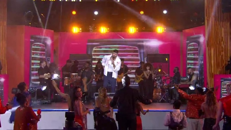 Participantes curtem o show do cantor Dilsinho