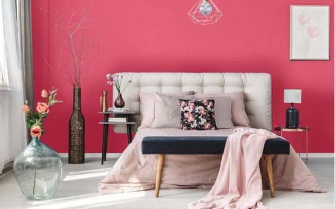 O rosa é um tom vibrante e que pode ser usado para pintar as paredes – inclusive no quarto, que fica alegre e delicado