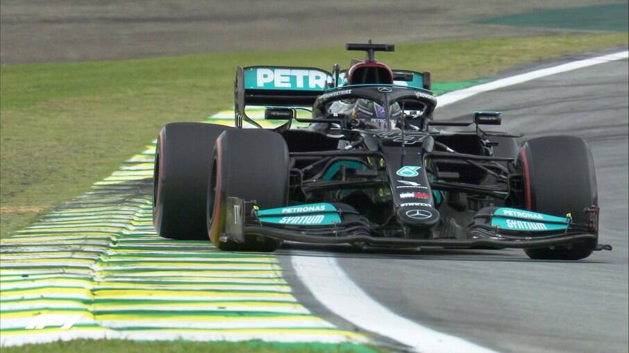 Lewis Hamilton garantiu a 'pole position' para amanhã