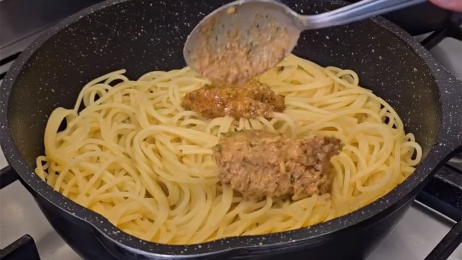 Espaguete com o creme de alho e óleo