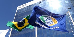 Governo sanciona lei que proíbe descontos indevidos no INSS