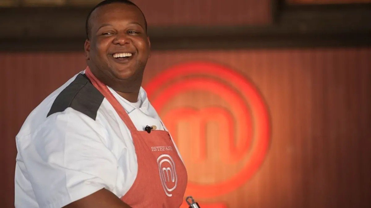 Ex-MasterChef%20%C3%A9%20flagrado%20vendendo%20doces%20em%20sem%C3%A1foro%3B%20veja