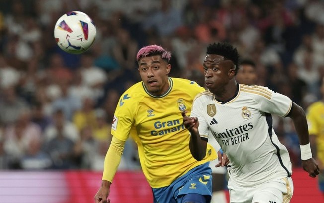 O mexicano Julián Araujo disputa bola com o brasileiro Vinicius Jr durante partida do Las Palmas contra o Real Madrid pela Liga Espanhola em Madri, em 27 de setembro de 2023