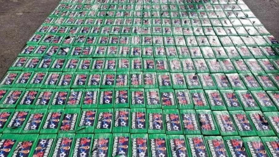 Carga com 469kg de cocaína com rosto de Haaland é apreendida Carga com 469kg de cocaína com rosto de Haaland é apreendida