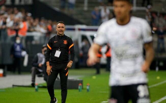 Vítor Pereira reforça necessidade de rodízio no Corinthians: 'Temos que equilibrar o time'