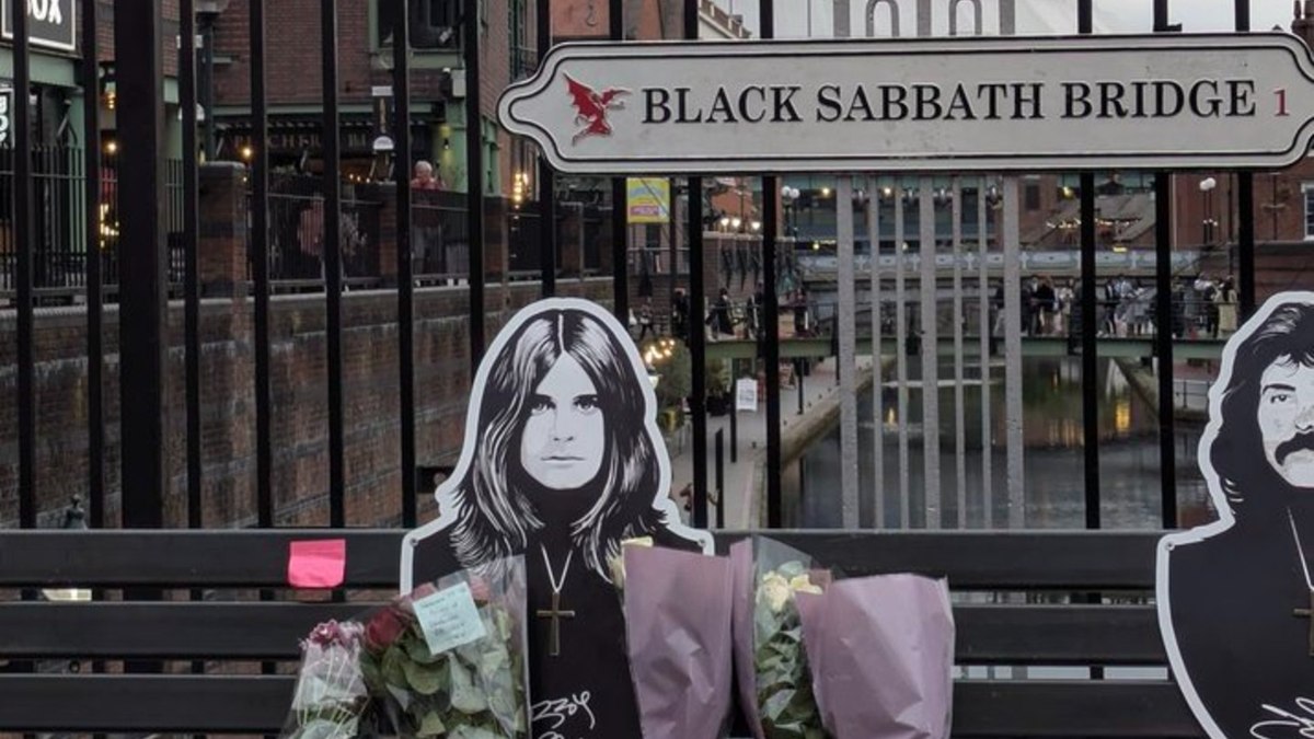 Fãs homenageiam Ozzy Osbourne no Reino Unido Fãs homenageiam Ozzy Osbourne no Reino Unido