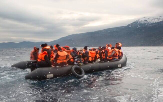 Refugiados são flagrados tentando atravessar o Mar Mediterrâneo em um bote