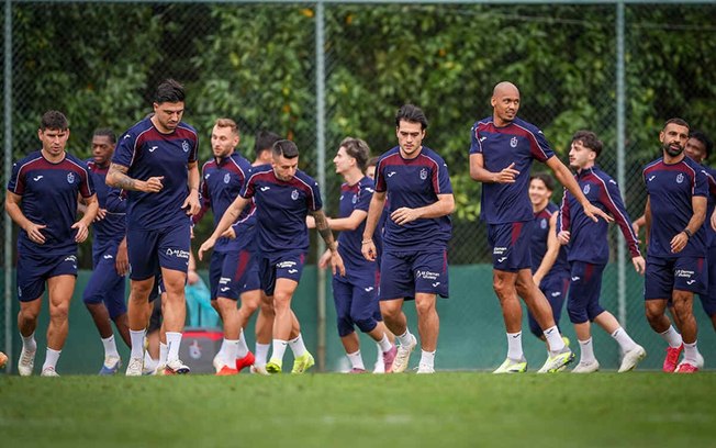 Jogadores do Ferencváros durante treinamento da equipe