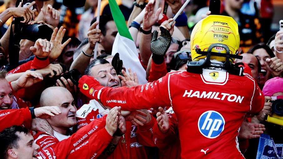 Lewis Hamilton comemora com sua equipe no GP de Barcelona