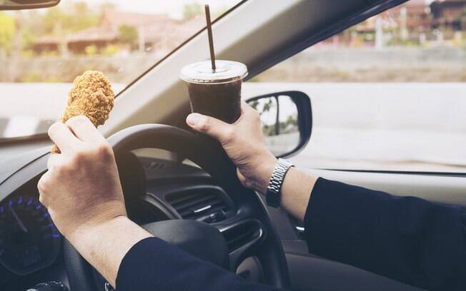Comer e beber enquanto dirige rende multa no Reino Unido