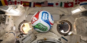 NASA promete levar bola de futebol à Lua se EUA vencerem a Copa