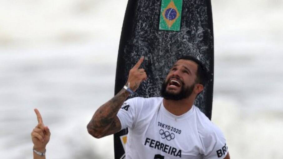 Emocionado, Ítalo Ferreira celebra medalha de ouro no surfe: 'Meu nome está escrito na história'