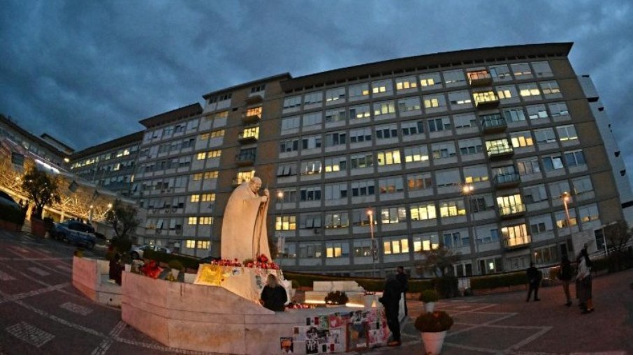 Praça do Hospital Gemelli, fiíes rezam pelo Papa Francisco Praça do Hospital Gemelli, fiíes rezam pelo Papa Francisco