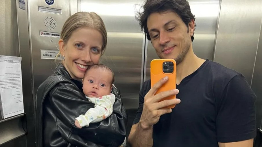 Hoje em dia, o rapaz é casado com Gabriela Prioli, com quem tem uma filha