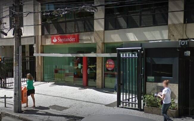 agência do banco Santander foi assaltada por criminosos armados com fuzis que explodiram os caixas na madrugada deste sábado (6)