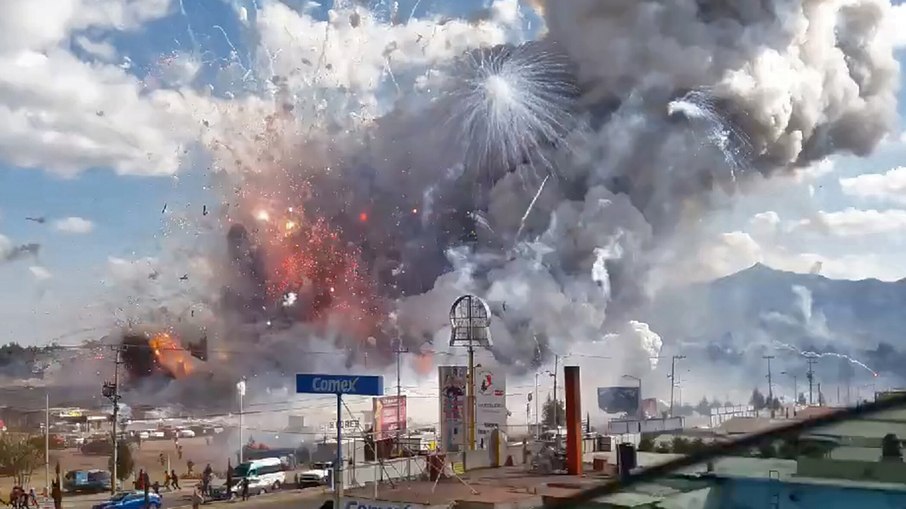 O vídeo na realidade se trata de um incêndio em um mercado de fogos de artifícios no México