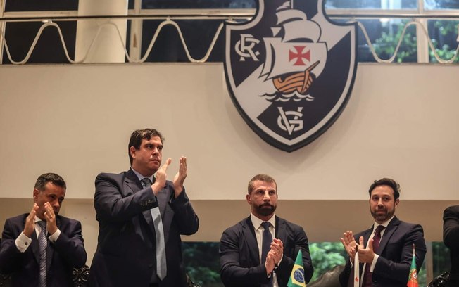 Paulo Salomão (segundo da esquerda para a direita) aplaude na posse de Pedrinho 