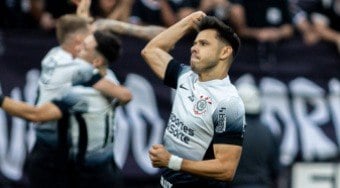 Sob olhares de Memphis, Corinthians bate Juventude no fim e vai à semi