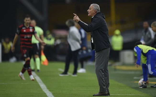 Tite dá instruções durante o empate do Fla com o Millonarios 