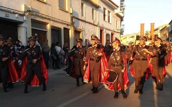 Dançarinos estavam vestidos com o uniforme nazista durante a parada na Espanha