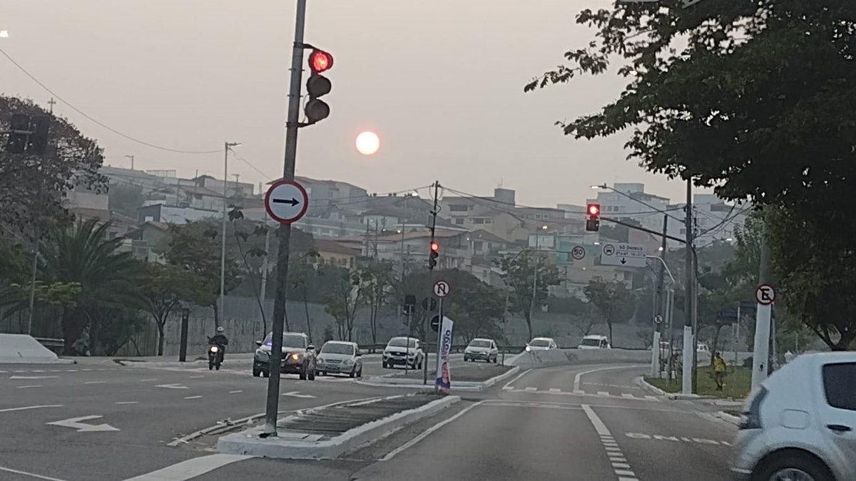 Coloração alaranjada do Sol tem relação com a fumaça dos incêndios