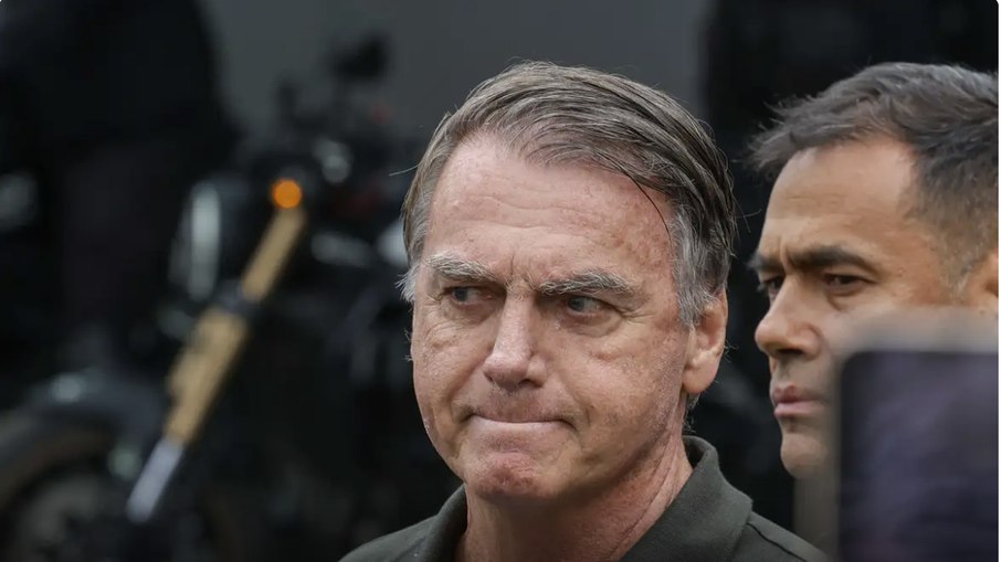 Bolsonaro perdeu a regalia de assistir o desenrolar de seu caso no conforto de sua casa; agora, ele deverá seguir da PF, onde cumpre prisão preventiva, para a Papuda ou alguma outra penitenciária