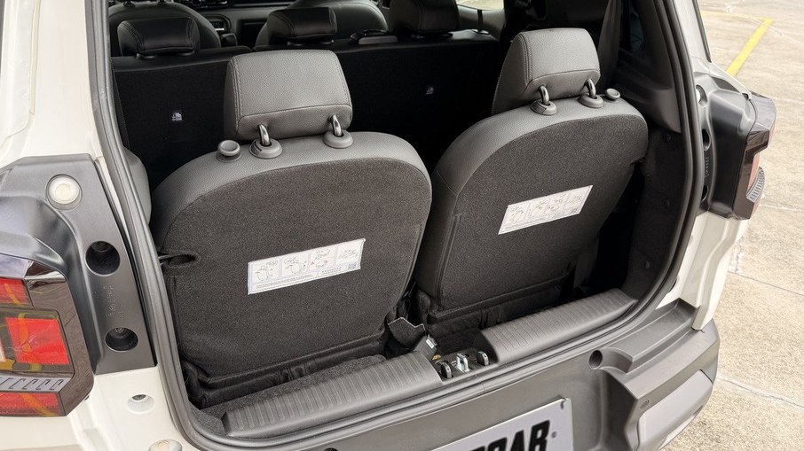 Terceira fileira do Citroën Aircross XTR destaca a proposta de sete lugares do SUV em configuração familiar.