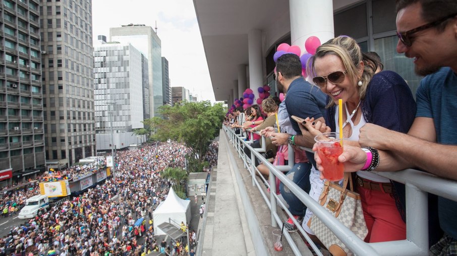 Público assiste ao desfile do mezanino do Conjunto Nacional