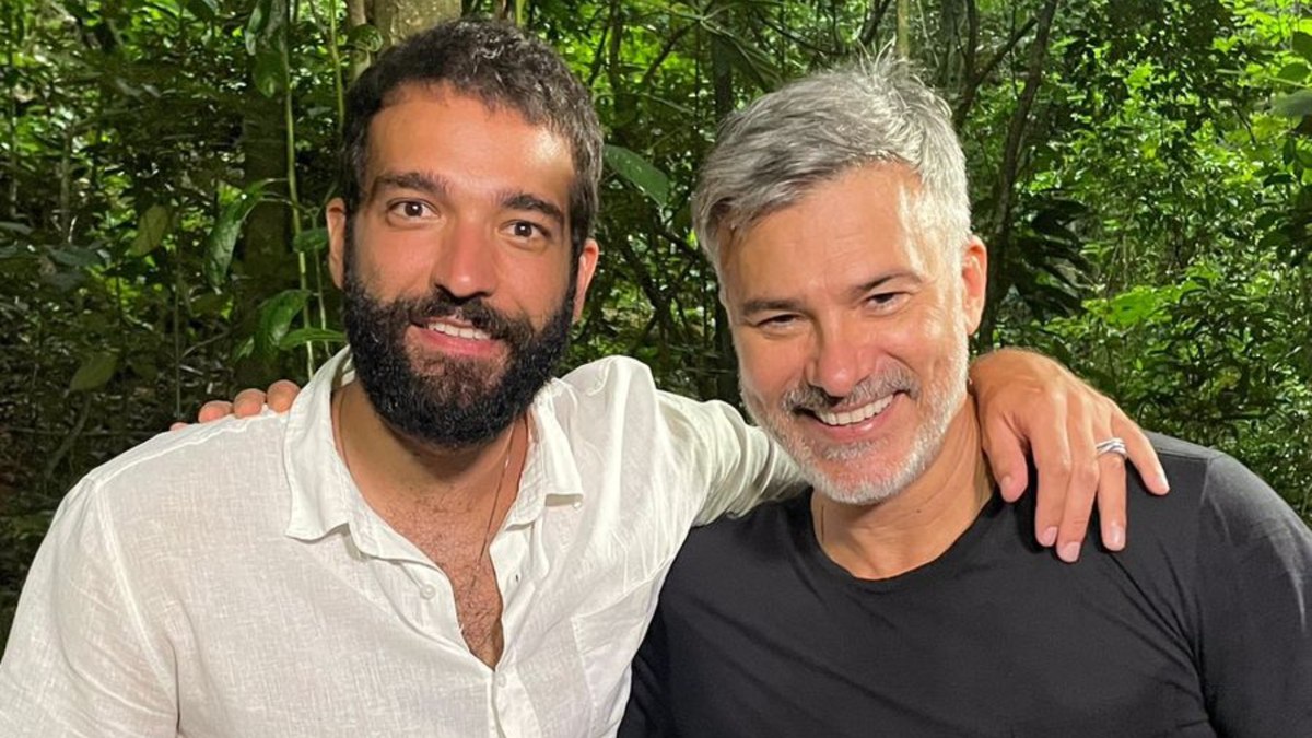 Humberto Carrão posa com Leonardo Vieira, que viveu Zé Inocêncio em Renascer