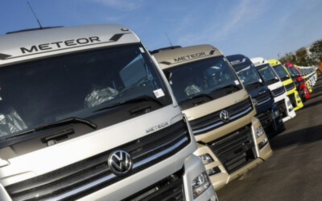 Volkswagen lidera vendas de caminhões e mantém vice-liderança em ônibus em 2023