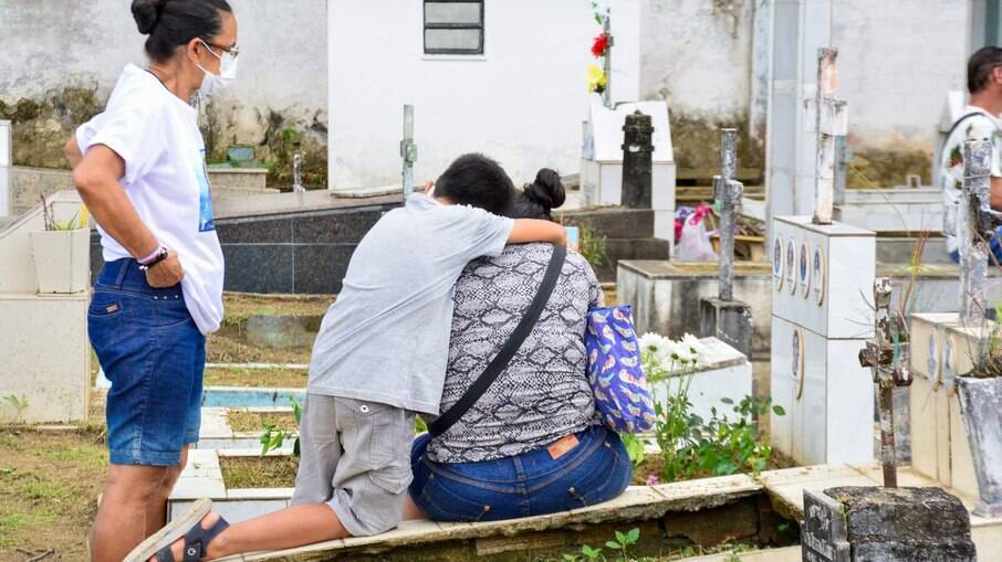 Parentes se despedem de familiar no Cemitério de Manaus