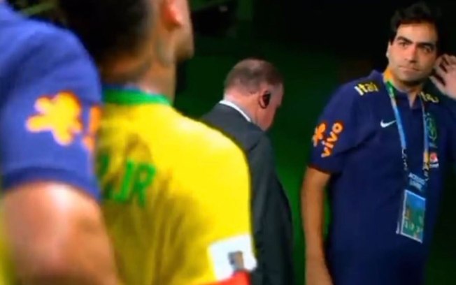 Após receber uma chuva de pipoca quando caminhava para o vestiário. Neymar olha para a torcida, reprovando a atitude 