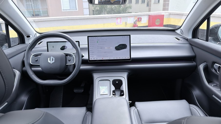 Painel digital e central multimídia seguem proposta minimalista do SUV.