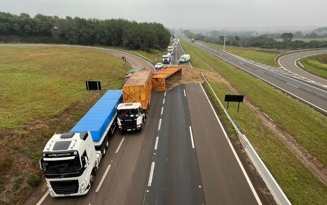 Carreta tomba e causa lentidão na Rodovia Washington Luís (SP-310) Carreta tomba e causa lentidão na Rodovia Washington Luís (SP-310)