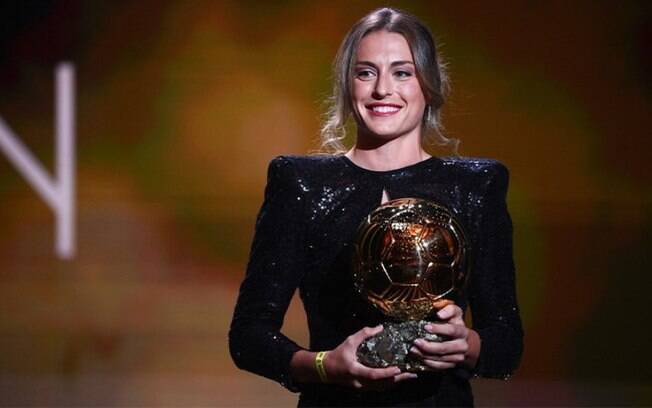 Alexia Putellas, do Barcelona, vence a Bola de Ouro e é eleita a melhor jogadora do mundo