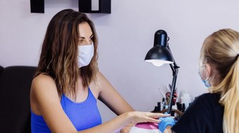 Entenda a importância do protetor solar antes da esmaltação em gel