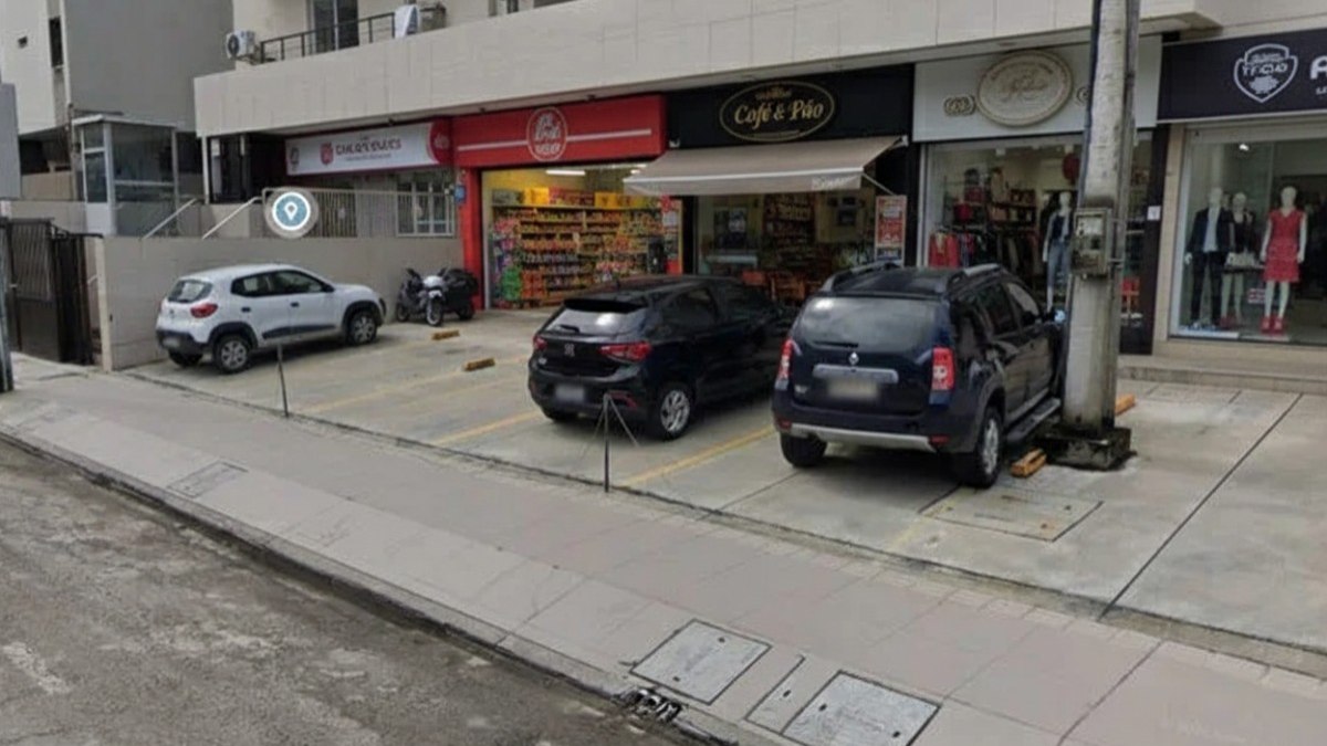 Vaga recuada em frente a lojas é pública, diz Contran