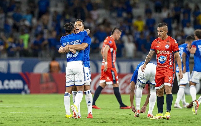 Romero, de costas, recebe o abraço de Marlos logo após fazer o primeiro gol do Cruzeiro . No fim, 3 a 3 vergonhoso
