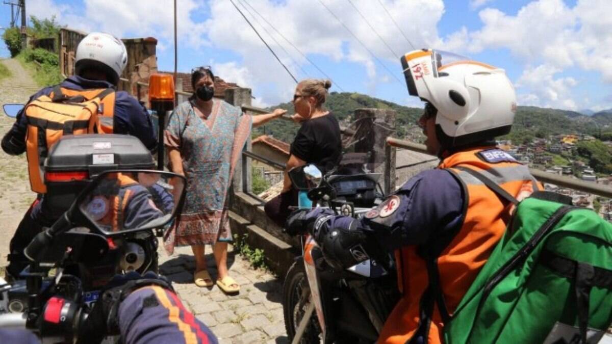 Motolâncias percorrem áreas de difícil acesso para atender moradores de Petrópolis com problemas de saúde após o temporal 