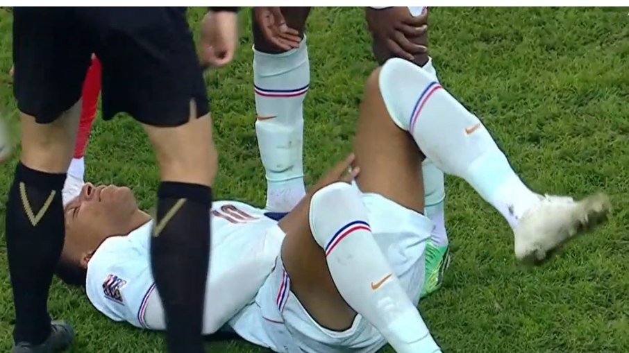 Mbappé sentindo dores no joelho esquerdo, em jogo contra a Turquia Mbappé sentindo dores no joelho esquerdo, em jogo contra a Turquia