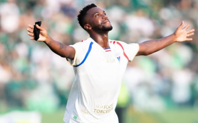VItinho (centro) celebra o gol que definiu a vitória do Fortaleza sobre o Goiás VItinho (centro) celebra o gol que definiu a vitória do Fortaleza sobre o Goiás
