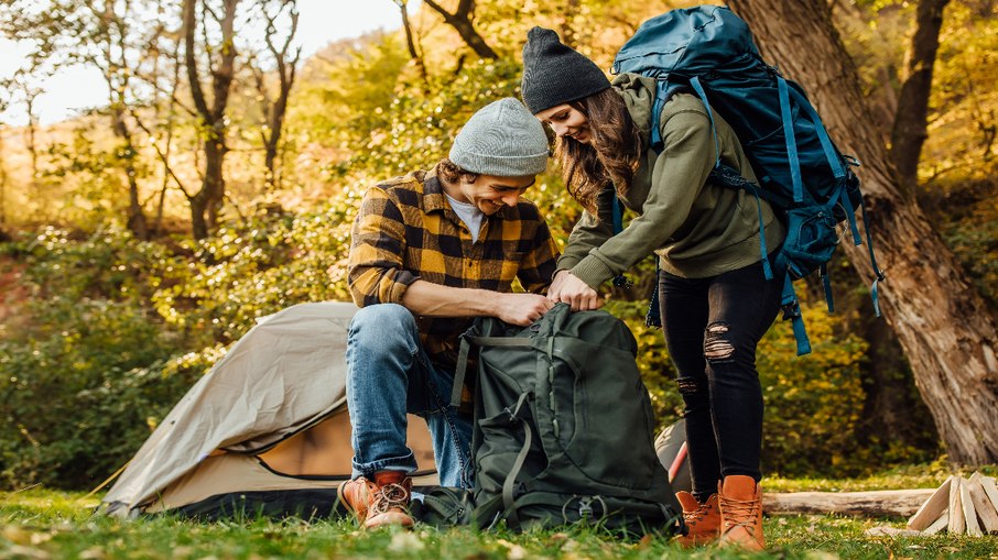 Jovens acampando