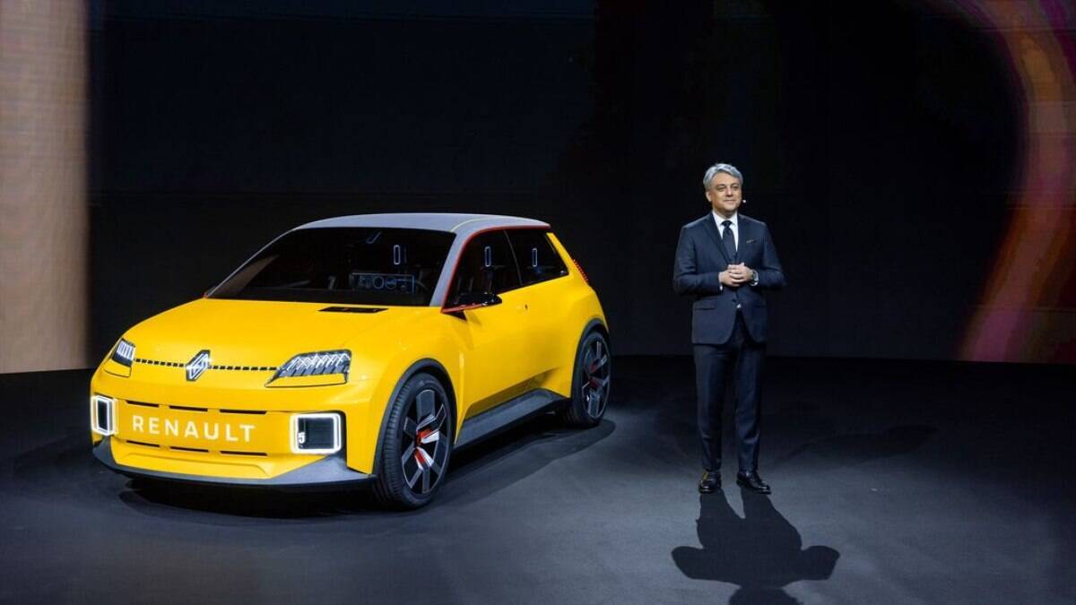 Renault 5 Prototype e Luca de Meo, diretor executivo da Renault, que estuda  ter uma marca só de elétricos