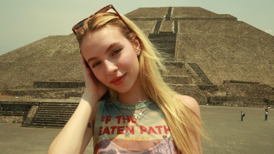 Fernanda Schneider em visita à Pirâmide da Lua