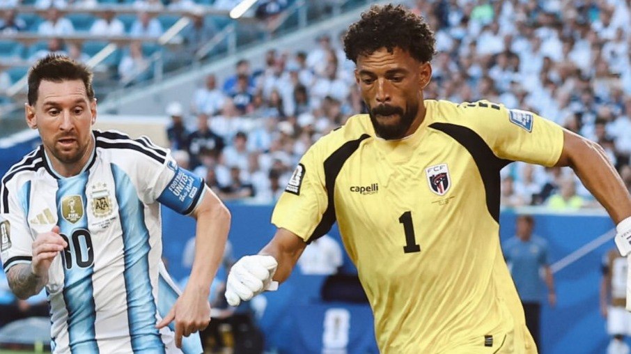 Vozinha e Messi durante a disputa dos 16 avos de final da Copa do Mundo Vozinha e Messi durante a disputa dos 16 avos de final da Copa do Mundo