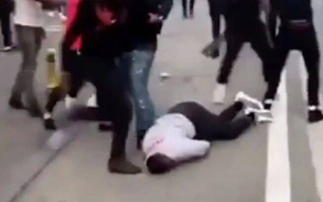Homem agredido ficou desacordado no chão e ainda levou um chute na cabeça