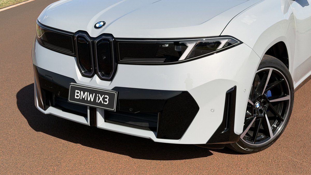 Novo iX3 inaugura a identidade visual da Neue Klasse e resgata a grade vertical inspirada em BMWs clássicos.