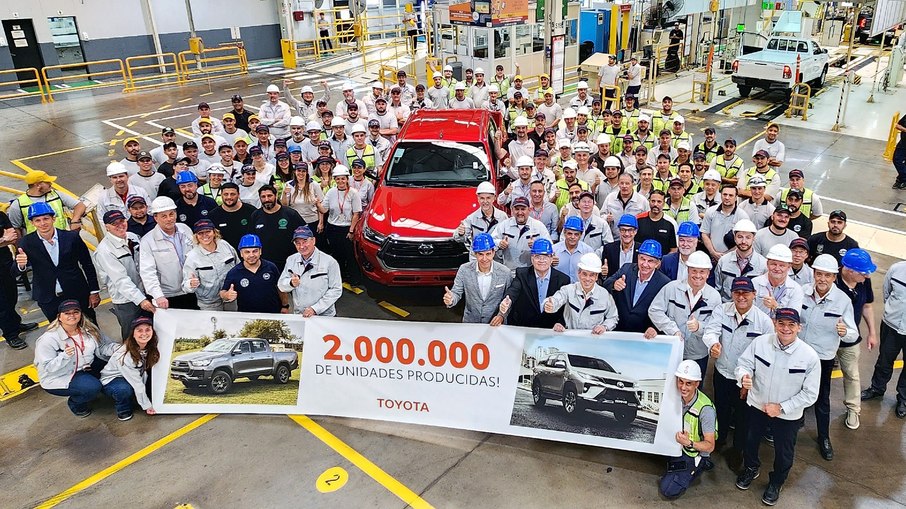 A Toyota comemorou este marco histórico em sua planta industrial de Zárate com a presença de autoridades municipais, executivos da empresa, funcionários, sindicatos, fornecedores e revendedores