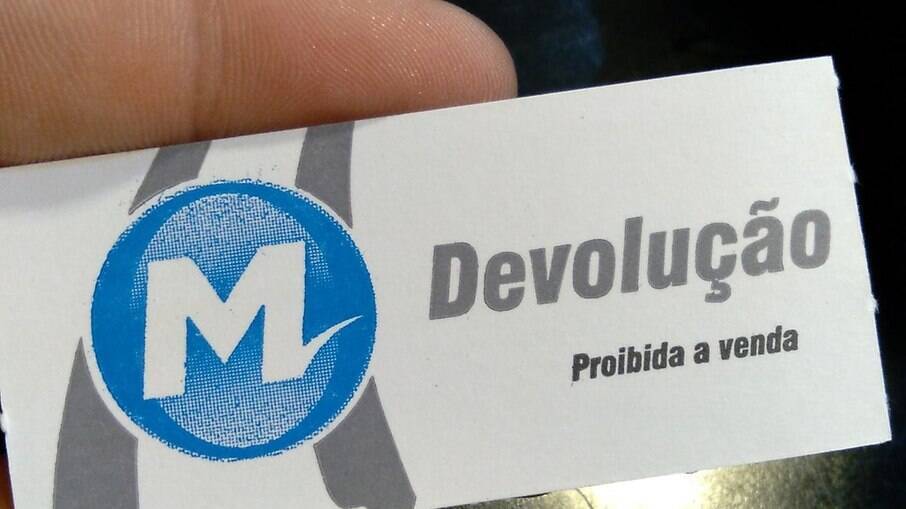 Passageiro mostra voucher distribuído a usuário do Metrô no Rio